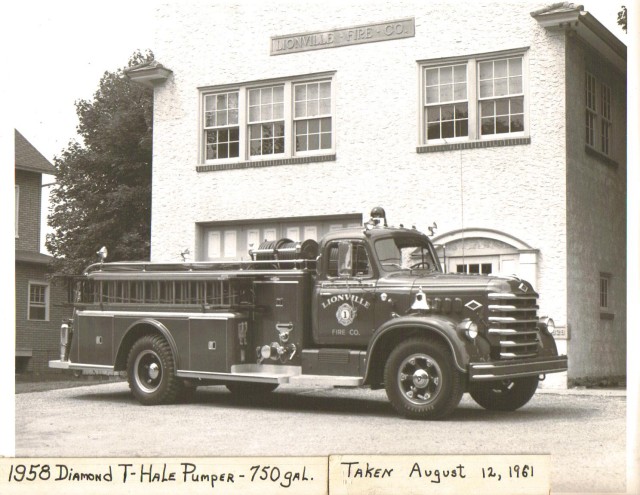 1958 Diamond T/Harwick Engine.